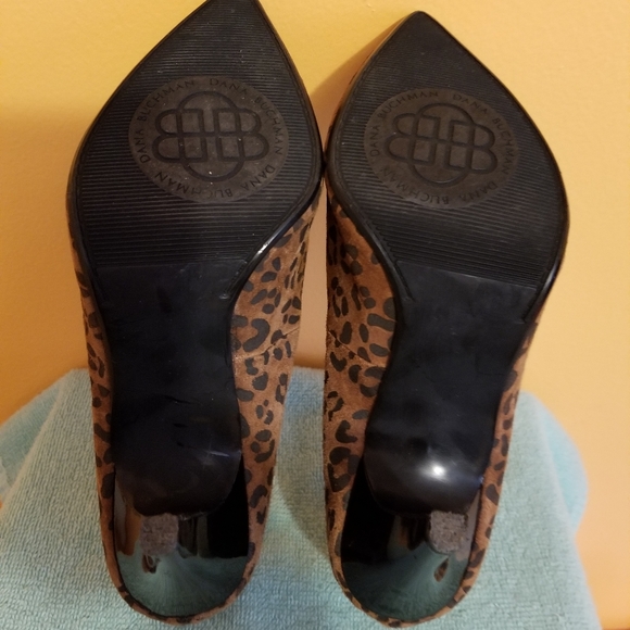 Dana Buchman Leon print pumps - Picture 6 of 8